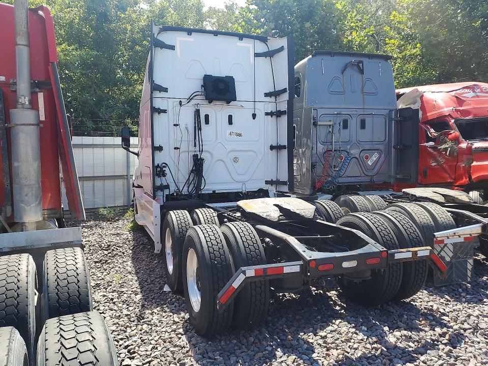 2022 Freightliner Cascadia 126 VIN 3AKJHHDR2NSMX2255 COPART salvage auction — NORMAL WEAR, MO - DEALER ONLY CLEAN TITLE, sold $29,250 on 2026-09-22 (photo 2)