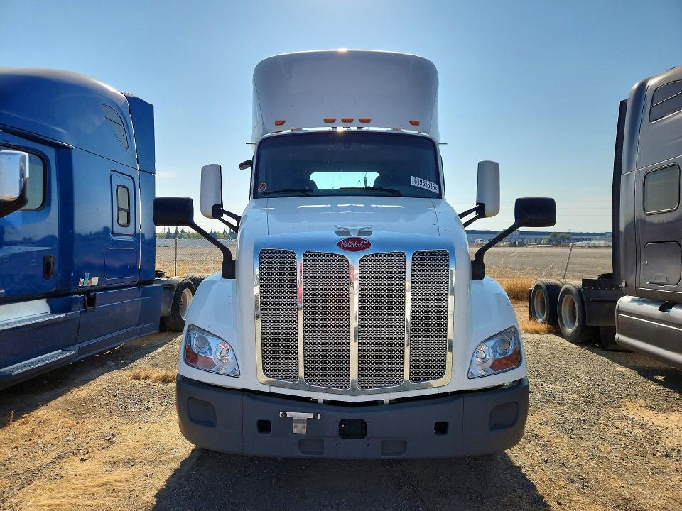2018 Peterbilt All models VIN 1XPBA48X8JD477878 COPART salvage auction — NORMAL WEAR, DV, sold $9,600 on 2026-08-18 (photo 5)