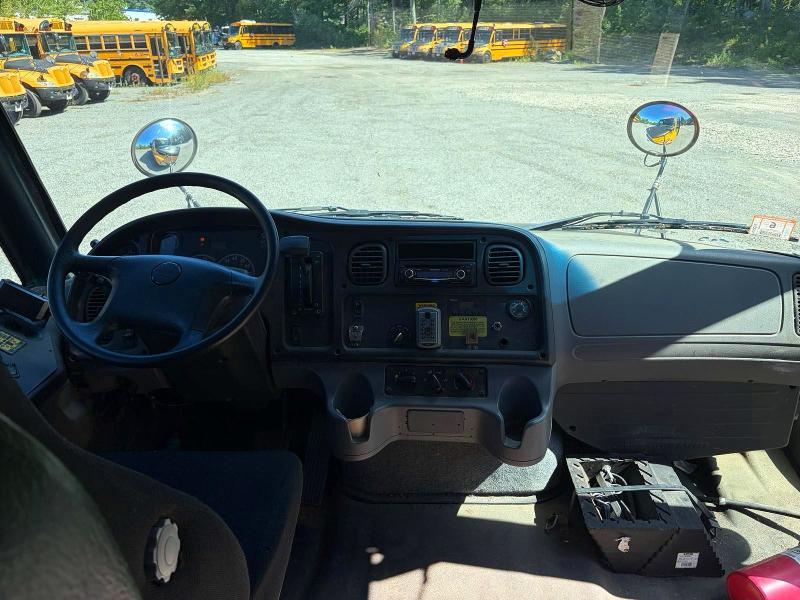 2015 Freightliner Chassis VIN 4UZABRDU6FCFW9523 COPART salvage auction — NORMAL WEAR, MA - CERTIFICATE OF TITLE (P), sold $850 on 2026-09-24 (photo 9)