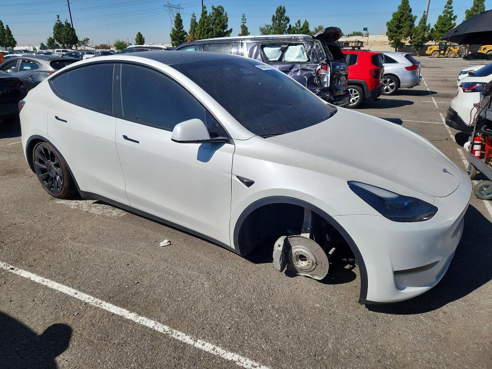 2021 Tesla Model y VIN 7SAYGDED8RF008883 COPART salvage auction — SIDE, Ca - Dis/Dlr/Exp Only Clean Title, sold $11,400 on 2026-10-09 (photo 4)