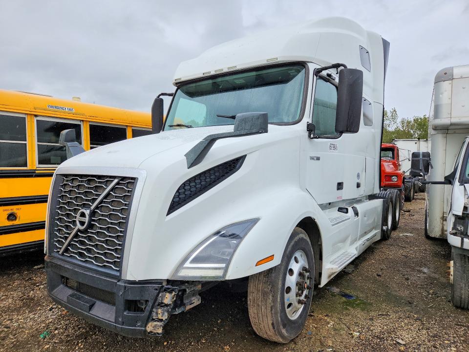 2020 Volvo Vn VIN 4V4NC9EHXLN230852 — COPART salvage auction photo