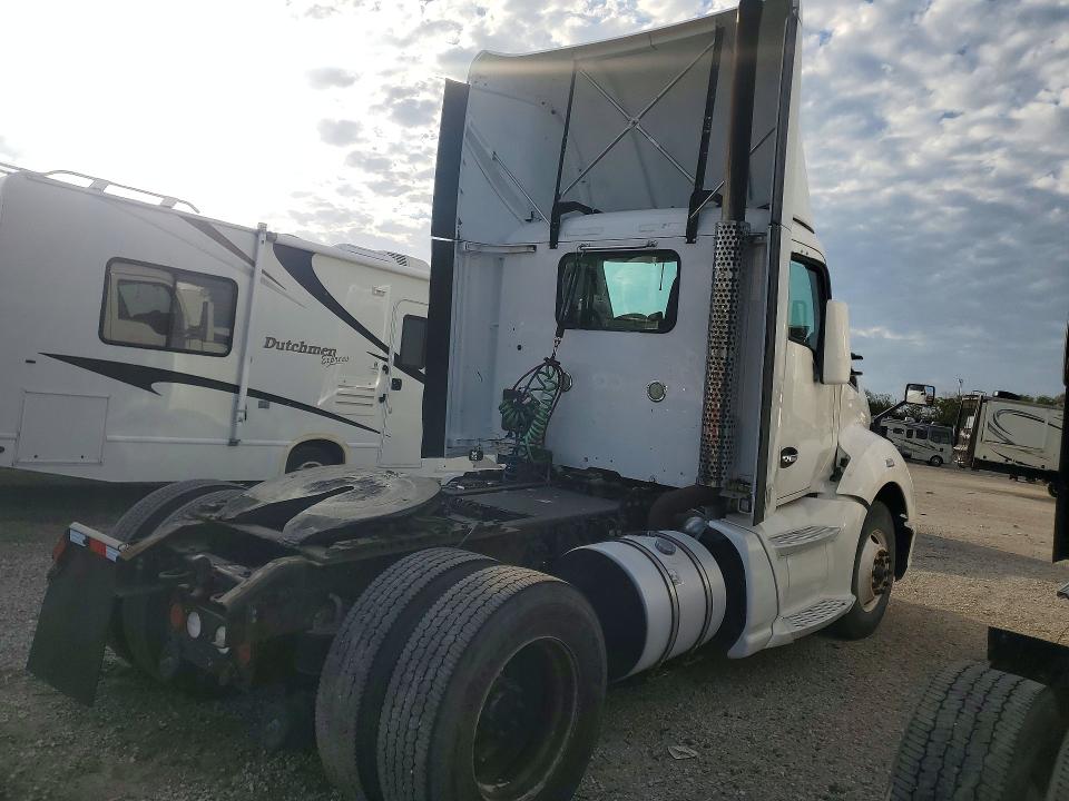 2015 Kenworth T680 VIN 1XKYA48X4FJ462416 COPART salvage auction — NORMAL WEAR, CT, sold $6,000 on 2026-10-20 (photo 3)