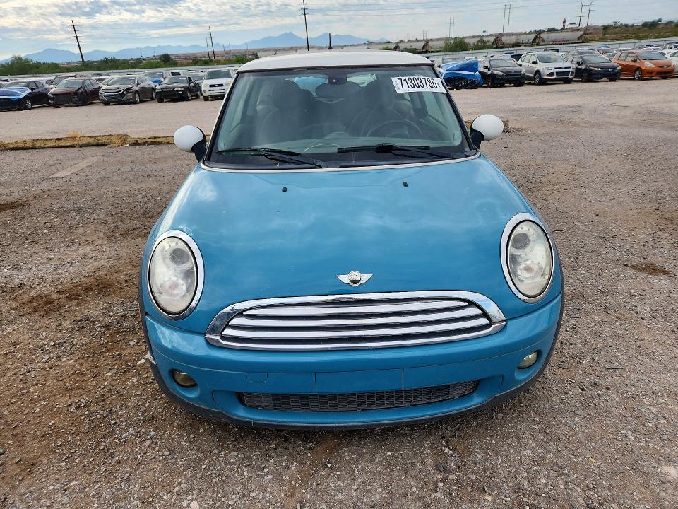 2008 Mini Cooper VIN WMWMF33508TT62720 COPART salvage auction — NORMAL WEAR, CT, sold $450 on 2026-10-21 (photo 5)