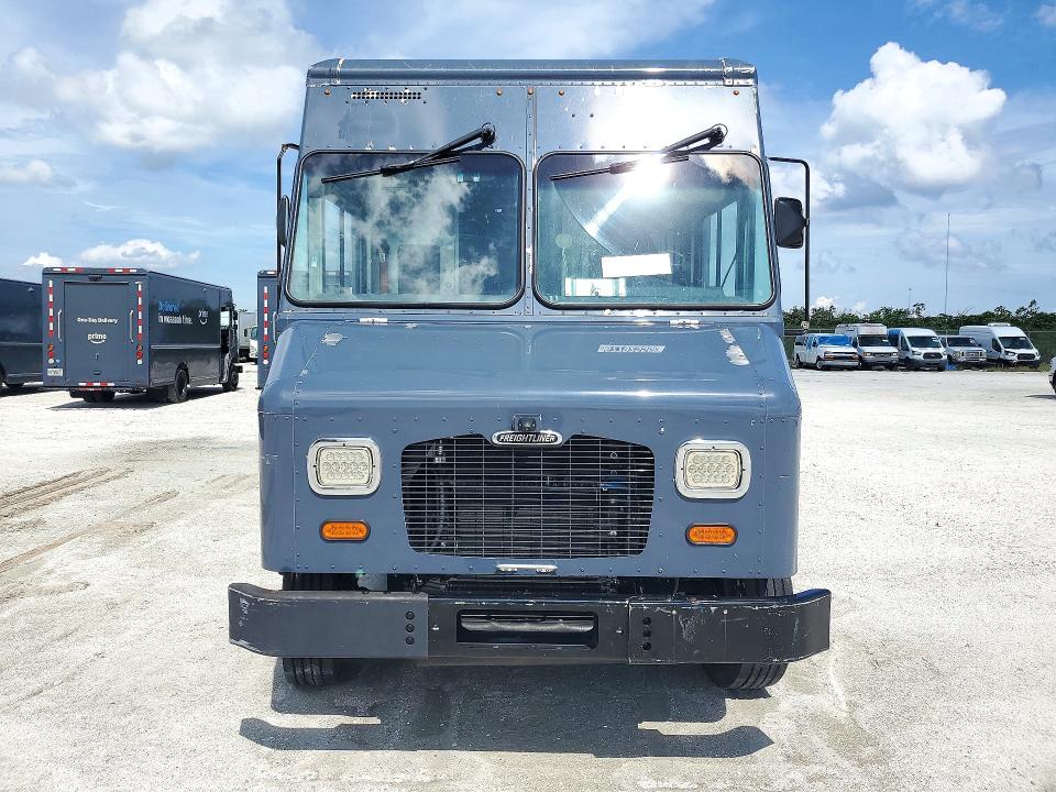 2020 Freightliner All other VIN 4UZAC2EA4LCMH7825 COPART salvage auction — MINOR DENT/SCRATCHES, CT, sold $14,200 on 2026-10-19 (photo 5)