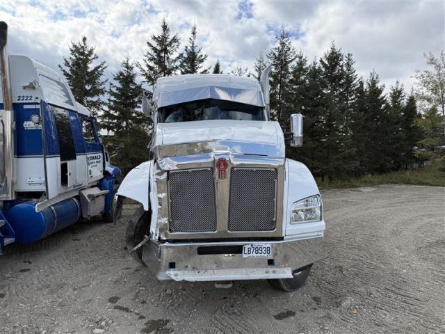 2024 Kenworth All other VIN 1XKZDP0X5RJ985960 COPART salvage auction — ALL OVER, QC - GRAVEMENT ACCIDENTE, sold $8,700 on 2026-07-07 (photo 9)