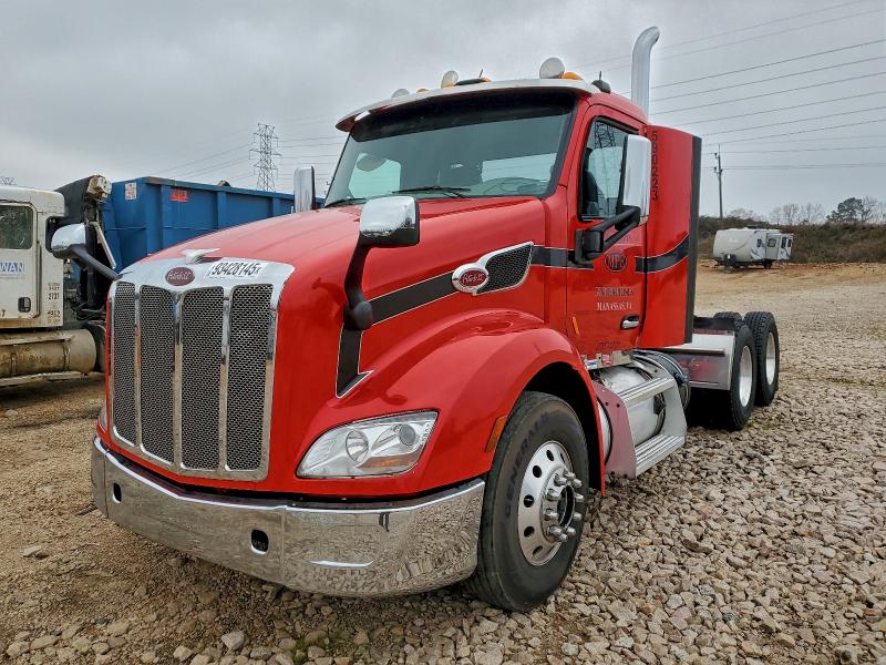 2020 Peterbilt tractor All models VIN 1XPBDP9XXLD711058 COPART salvage auction — NORMAL WEAR, MO - DEALER ONLY CLEAN TITLE, sold $8,500 on 2026-07-27 (photo 2)