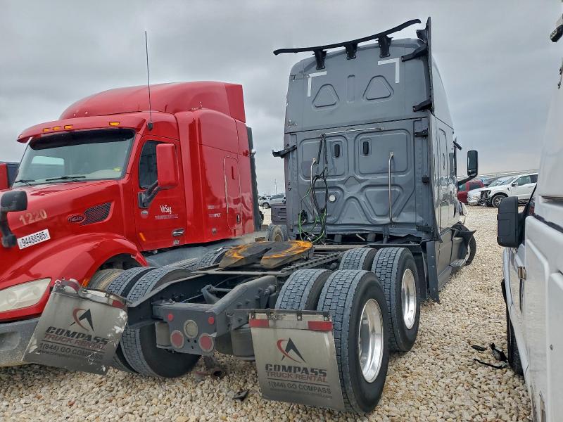 2025 Freightliner All other VIN 3AKJHHDR9SSVW8041 COPART salvage auction — ROLLOVER, TX - SALVAGE VEHICLE TITLE, sold $42,750 on 2026-07-16 (photo 4)