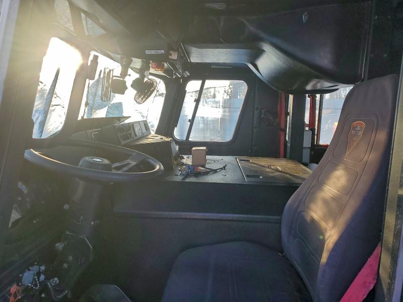 2015 E-one Fire truck VIN 4ENLABA83F1009112 COPART salvage auction — ROLLOVER, IN - CERT OF TITLE-SALVAGE TITLE, sold $86,500 on 2026-08-17 (photo 5)