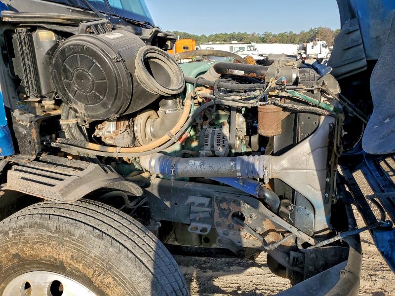 2009 Freightliner Columbia VIN 1FUJA6CK69LAD3105 COPART salvage auction — MINOR DENT/SCRATCHES, TX - CERTIFICATE OF TITLE, sold $6,800 on 2026-08-25 (photo 9)