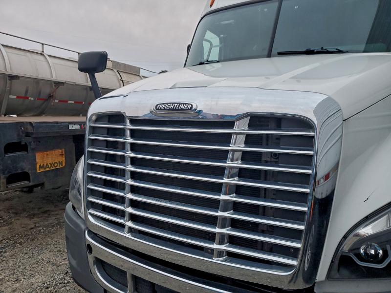 2018 Freightliner Cascadia 125 VIN 3AKJGLDR7JSJH1217 COPART salvage auction — NORMAL WEAR, PA - CERT OF TITLE, sold $3,050 on 2026-07-09 (photo 9)
